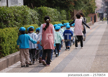 kindergartener, pavement, sidewalk 2570654