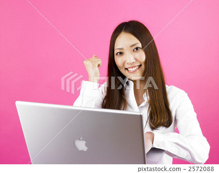 A woman who poses a gut in front of a personal computer A woman who poses a gut in front of a personal computer 2572088