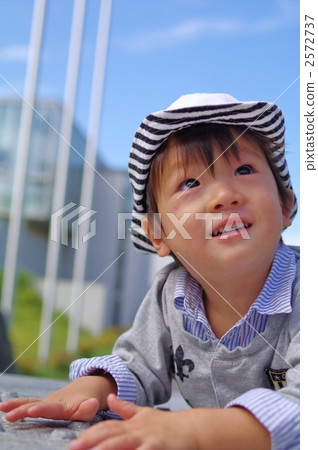 Refreshing background and child smile Refreshing background and child smile 2572737