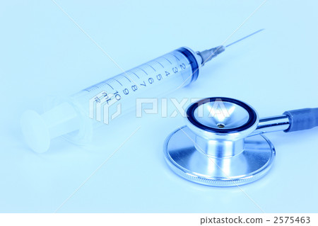 Stethoscope and syringe 2575463