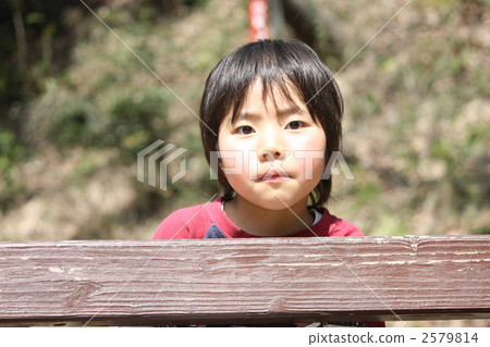 Eyes looking at 2579814