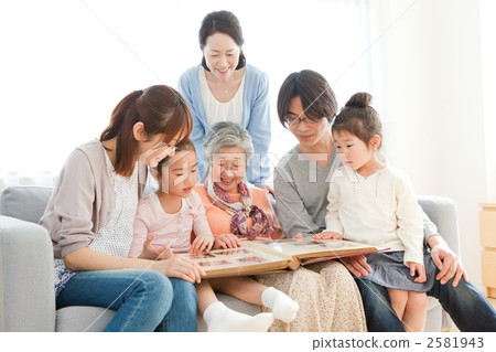 4th generation family looking at albums 2581943
