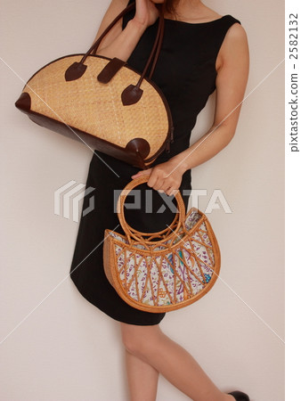 一個女人有兩個籃子袋 一個女人有兩個籃子袋 2582132