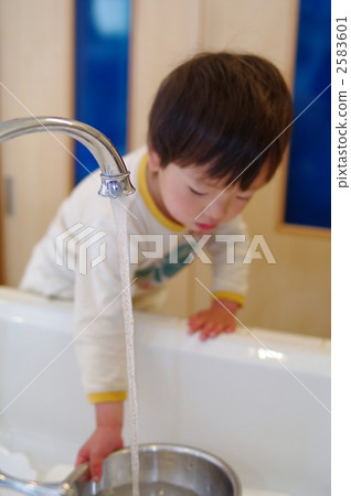 將水倒入球中 將水倒入球中 2583601