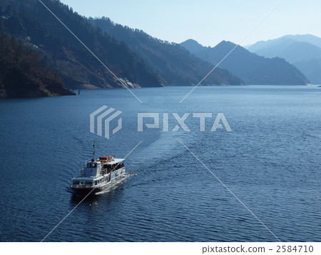 Lake and ship Lake and ship 2584710