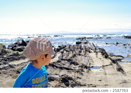 一種顏色岸的風景和孩子 2587763