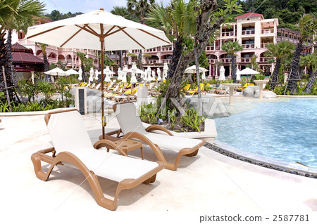 The resort hotel's poolside 2587781