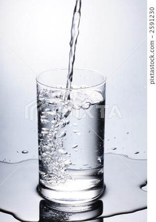 Pour water into the glass 2591230