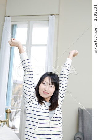 Women in their twenties who stretch out 2592231