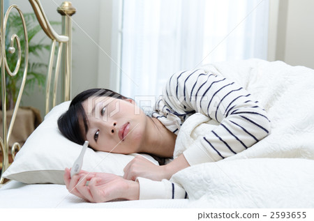 一個女人用溫度計 2593655