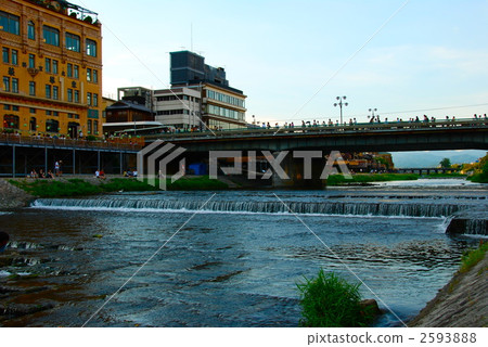 Kamogawa in summer and Shijyo Ohashi (Kyoto city) Kamogawa in summer and Shijyo Ohashi (Kyoto city) 2593888