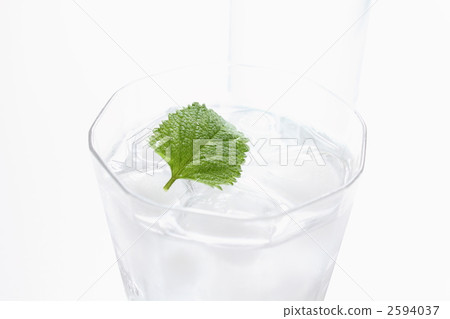 Cold ice water 2594037