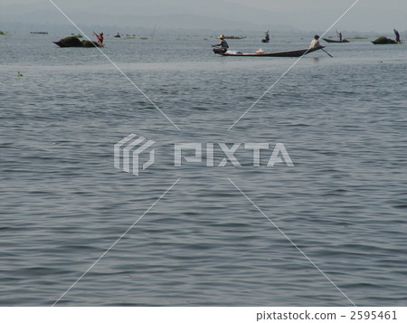 Workers at the lake (Inle Lake / Myanmar) 2595461