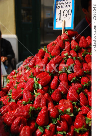 在雅典老城的廉價草莓! 在雅典老城的廉價草莓! 2595548