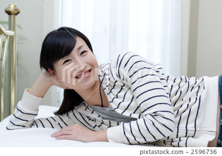 躺在床上的女人 躺在床上的女人 2596736