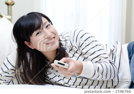 一個女人用空調開關 2596760