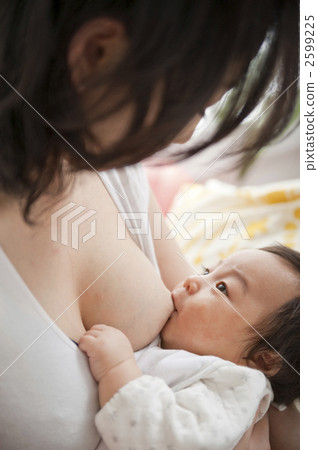 母乳喂哺 幼兒 父母和小孩 2599225