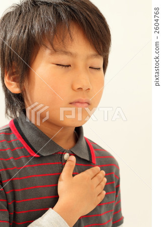 A boy praying 2604768