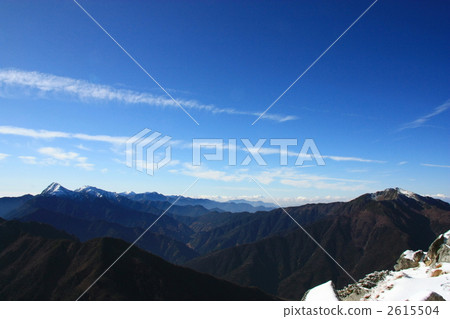 從Kaikomagakidake山頂的南阿爾卑斯山的遙遠的看法 從Kaikomagakidake山頂的南阿爾卑斯山的遙遠的看法 2615504