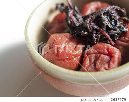 Umeboshi with small dish reddish with accompanying Japanese food 2637679