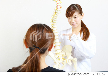 老師向病人解釋脊髓 2641152
