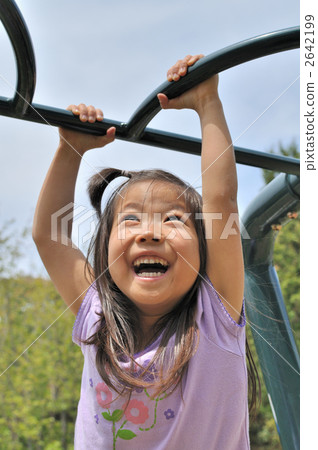 女孩在玩公園遊樂設備 2642199
