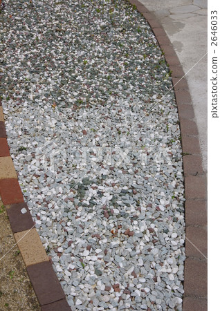 Cobbling in the garden 2646033