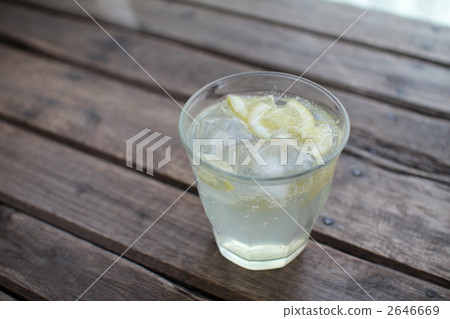 Carbonated drink with sliced lemon and ice 2646669