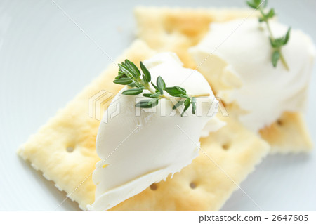 Cream cheese and crackers Cream cheese and crackers 2647605