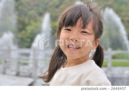 一個女孩帶著微笑 一個女孩帶著微笑 2648437