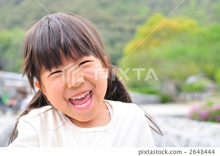 一個女孩帶著微笑 2648444