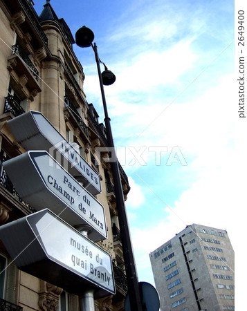 Signs to INVALIDES station of Paris · Subway line 13 2649400