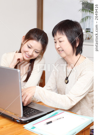 Parent and child to play computer 2649416