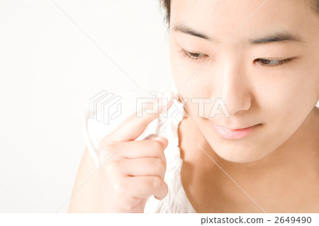 婦女在他們的臉頰上畫奶油 婦女在他們的臉頰上畫奶油 2649490