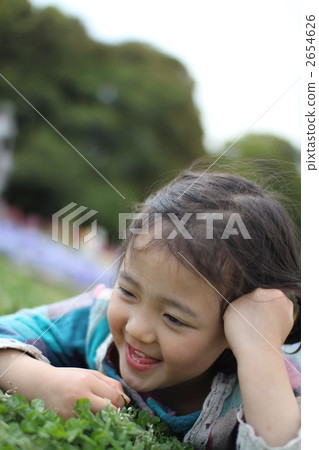 在公園裡的一個女孩 在公園裡的一個女孩 2654626