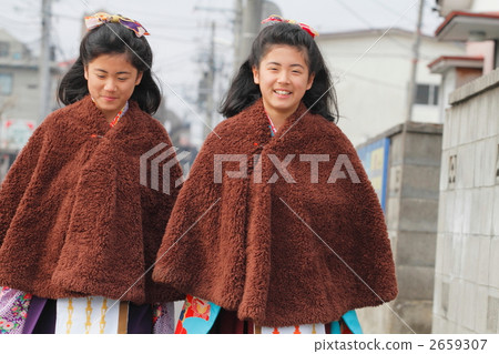 從小學畢業的雙胞胎姐妹 從小學畢業的雙胞胎姐妹 2659307