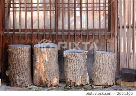 Stubby placed outside lattice window 2661363