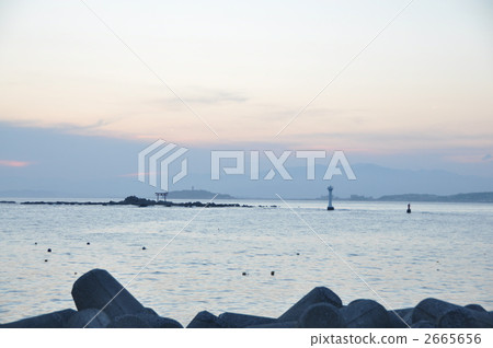 從三浦半島的Hayama和Morito Shrine的Torii看到的Nashima 從三浦半島的Hayama和Morito Shrine的Torii看到的Nashima 2665656