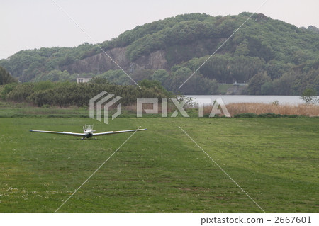 機動滑翔機降落在川原 2667601