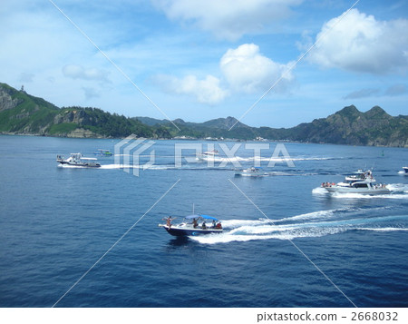 從小笠原Chichijima返回內部的船的場景 從小笠原Chichijima返回內部的船的場景 2668032