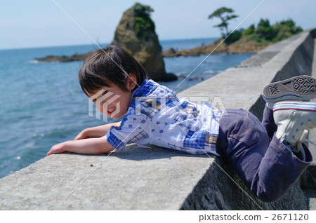 Children playing with levees 2671120