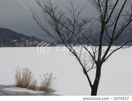 Lake Suwa in winter 2674837