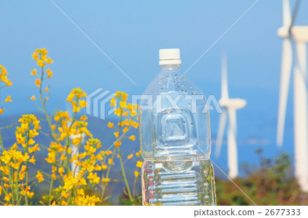 Flower-lined nature and PET bottles of wind power generators Flower-lined nature and PET bottles of wind power generators 2677333