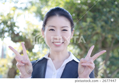 女商人以新綠色 2677447