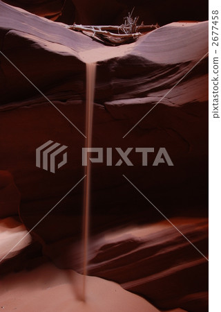 在羚羊峽谷的沙子瀑布 在羚羊峽谷的沙子瀑布 2677458