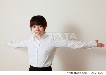 傳播雙臂的年輕商界女性或招聘人員 傳播雙臂的年輕商界女性或招聘人員 2678622