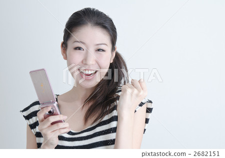 A woman in a border T-shirt 2682151