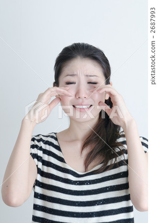 A woman in a border T-shirt 2687993