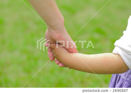父母和孩子手牽手 2690887