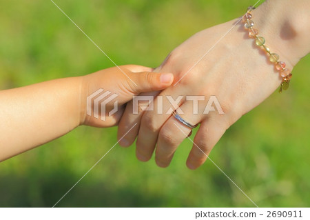 Parents and children holding hands 2690911